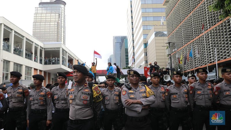 Pengamanan demo di kantor KPU RI, Jakarta, Senin (19/2/2024). (CNBC Indonesia/Muhammad Sabki)