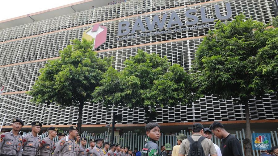 Pengamanan demo di kantor Bawaslu RI Jakarta, Senin (19/2/2024). (CNBC Indonesia/Muhammad Sabki)