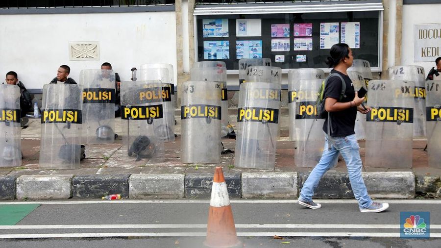 Pengamanan demo di kantor KPU RI, Jakarta, Senin (19/2/2024). (CNBC Indonesia/Muhammad Sabki)