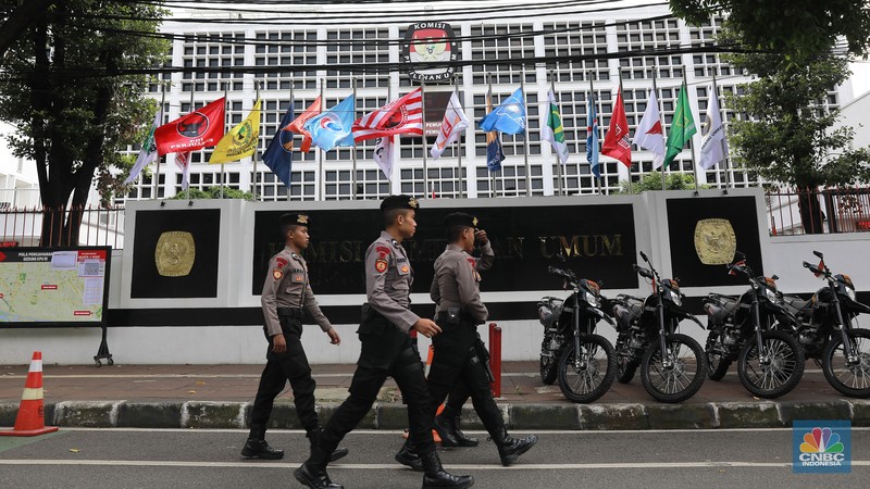 Pengamanan demo di kantor KPU RI, Jakarta, Senin (19/2/2024). (CNBC Indonesia/Muhammad Sabki) Pengamanan demo di kantor KPU RI, Jakarta, Senin (19/2/2024). (CNBC Indonesia/Muhammad Sabki)