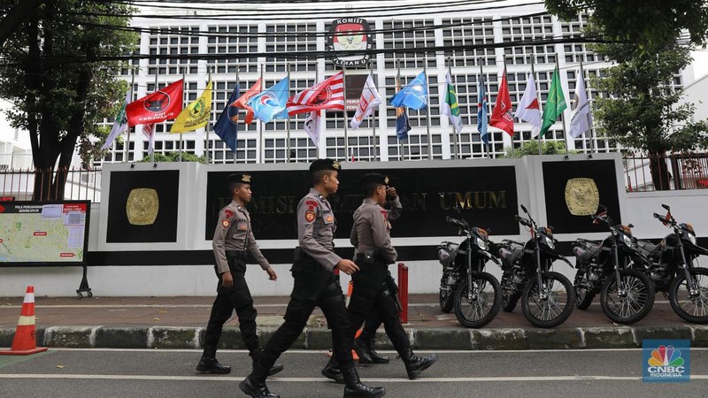 Pengamanan demo di kantor KPU RI, Jakarta, Senin (19/2/2024). (CNBC Indonesia/Muhammad Sabki)