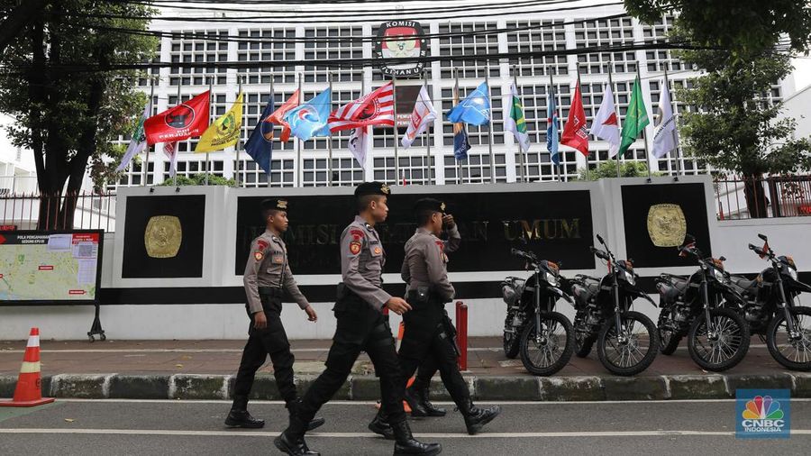 Pengamanan demo di kantor KPU RI, Jakarta, Senin (19/2/2024). (CNBC Indonesia/Muhammad Sabki)