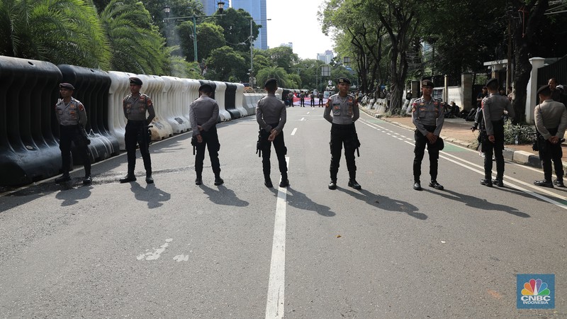 Pengamanan demo di kantor KPU RI, Jakarta, Senin (19/2/2024). (CNBC Indonesia/Muhammad Sabki) Pengamanan demo di kantor KPU RI, Jakarta, Senin (19/2/2024). (CNBC Indonesia/Muhammad Sabki)