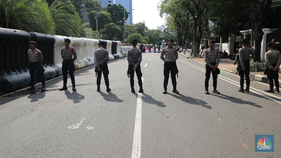 Pengamanan demo di kantor KPU RI, Jakarta, Senin (19/2/2024). (CNBC Indonesia/Muhammad Sabki)