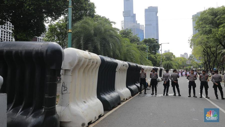 Pengamanan demo di kantor KPU RI, Jakarta, Senin (19/2/2024). (CNBC Indonesia/Muhammad Sabki)
