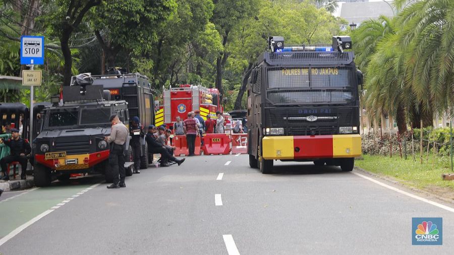 Pengamanan demo di kantor KPU RI, Jakarta, Senin (19/2/2024). (CNBC Indonesia/Muhammad Sabki)