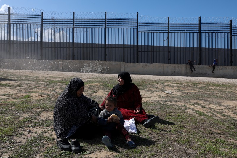 Warga Palestina melihat kehancuran pasca serangan Israel terhadap sebuah bangunan tempat tinggal di Rafah, Jalur Gaza, Jumat, 16 Februari 2024. Warga Palestina melihat kehancuran pasca serangan Israel terhadap sebuah bangunan tempat tinggal di Rafah, Jalur Gaza, Jumat, 16 Februari 2024.