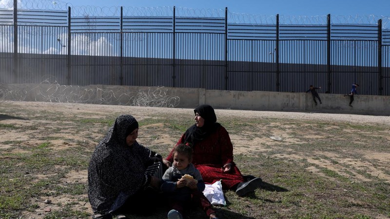 Warga Palestina melihat kehancuran pasca serangan Israel terhadap sebuah bangunan tempat tinggal di Rafah, Jalur Gaza, Jumat, 16 Februari 2024.