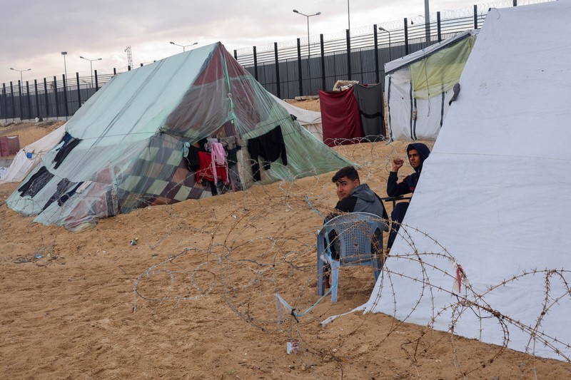 Pagar perbatasan berdiri antara Rafah dan Mesir, di tengah kekhawatiran eksodus warga Palestina ke Mesir, seiring berlanjutnya konflik antara Israel dan Hamas, di Rafah selatan Jalur Gaza, Jumat (16/2/2024). (REUTERS/Ibraheem Abu Mustafa)
