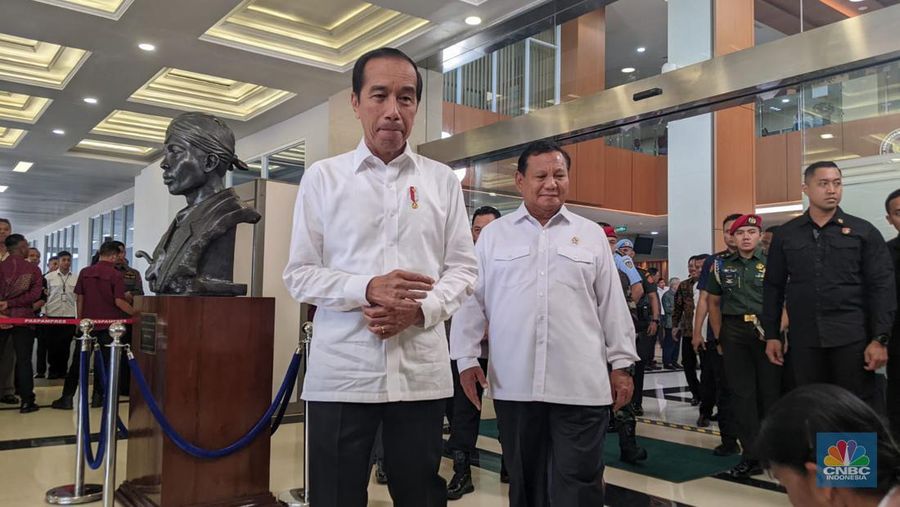 Presiden Joko Widodo dan Menteri Pertahanan Prabowo Subianto saat peresmian Rumah Sakit Pusat Pertahanan Negara Pangsar Soedirman dan 25 Rumah Sakit TNI di Jakarta, Senin (19/2/2024). (CNBC Indonesia/Emir Yanwardhana)