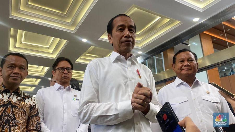 Presiden Joko Widodo dan Menteri Pertahanan Prabowo Subianto saat peresmian Rumah Sakit Pusat Pertahanan Negara Pangsar Soedirman dan 25 Rumah Sakit TNI di Jakarta, Senin (19/2/2024). (CNBC Indonesia/Emir Yanwardhana)