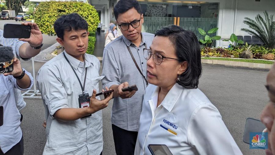 Presiden Joko Widodo (Jokowi) baru saja memanggil Menteri Keuangan Sri Mulyani Indrawati ke Istana Kepresidenan, Jakarta, Senin (19/2/2024). (CNBC Indonesia/Emir Yanwardhana)