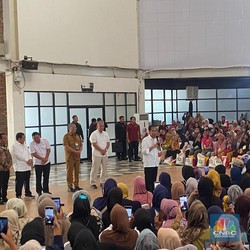 Ternyata Ini Alasan Jokowi Terus Bagi-bagi Beras 10 Kg Gratis