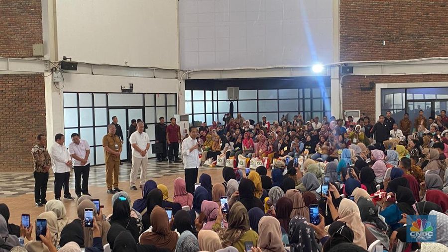 Presiden Joko Widodo membagikan bantuan pangan beras 10 kilogram kepada Keluarga Penerima Manfaat di Gedung Kawasan Pertaniam Terpadu, Kota Tangerang Selatan, Senin (19/2/2024). (վ/Emir Yanwardhana)