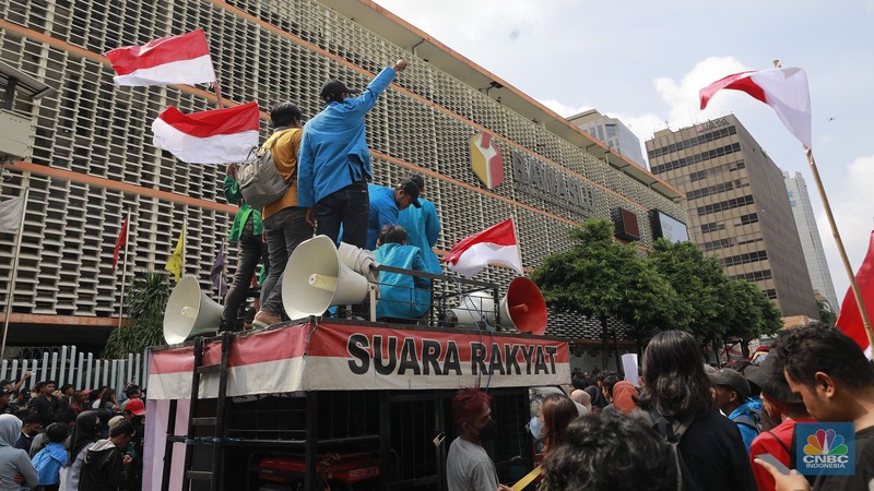 Aksi sejumlah relawan pendukung Ganjar-Mahfud menggelar demo di kantor Bawaslu hari ini, Senin (19/2/2024). Mereka datang untuk menyuarakan penolakan terhadap hasil Pemilu yang dinilai penuh kecurangan. (CNBC Indonesia/Muhammad Sabki)