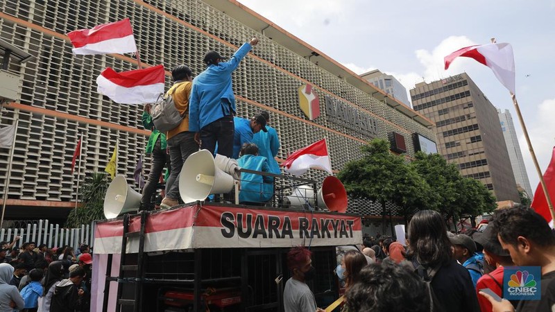 Aksi sejumlah relawan pendukung Ganjar-Mahfud menggelar demo di kantor Bawaslu hari ini, Senin (19/2/2024). Mereka datang untuk menyuarakan penolakan terhadap hasil Pemilu yang dinilai penuh kecurangan. (CNBC Indonesia/Muhammad Sabki)
