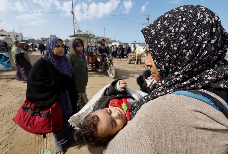 Warga Palestina melihat kehancuran pasca serangan Israel terhadap sebuah bangunan tempat tinggal di Rafah, Jalur Gaza, Jumat, 16 Februari 2024. Warga Palestina melihat kehancuran pasca serangan Israel terhadap sebuah bangunan tempat tinggal di Rafah, Jalur Gaza, Jumat, 16 Februari 2024.