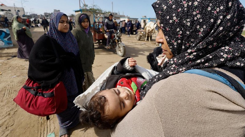 Warga Palestina melihat kehancuran pasca serangan Israel terhadap sebuah bangunan tempat tinggal di Rafah, Jalur Gaza, Jumat, 16 Februari 2024.
