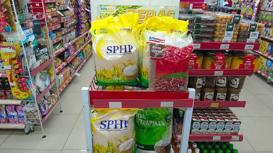 Stok beras di Alfamart Sabang, Menteng, Jakarta Pusat, Jumat (16/2/2024). (CNBC Indonesia/Martyasari RIzky)