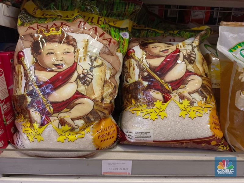 Stok beras di Indomaret Johar, Menteng, Jakarta Pusat, Jumat (16/2/2024). (CNBC Indonesia/Martyasari RIzky)