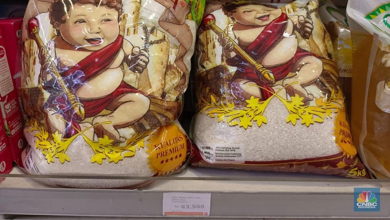 Stok beras di Indomaret Johar, Menteng, Jakarta Pusat, Jumat (16/2/2024). (CNBC Indonesia/Martyasari RIzky)