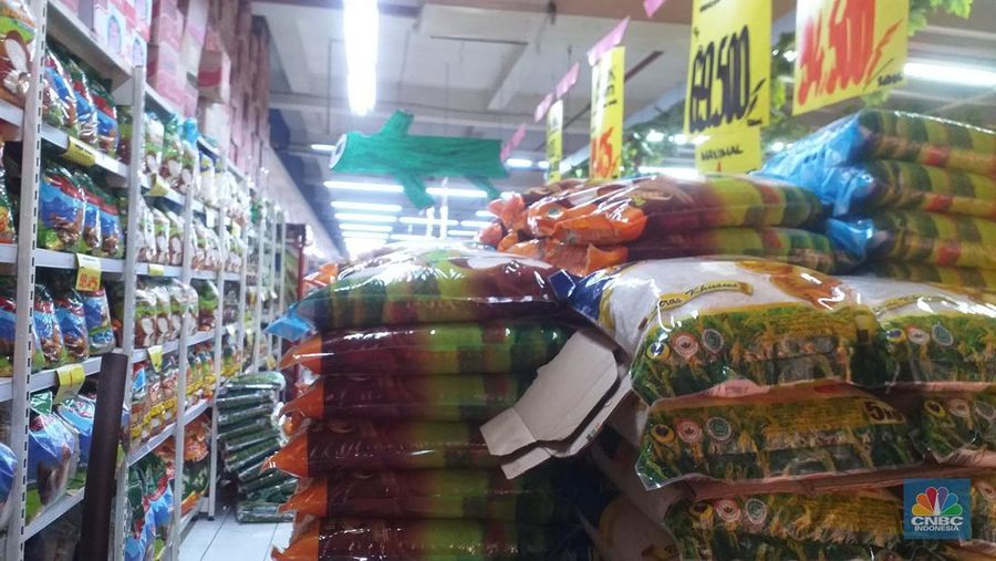 Stok beras di Hari-Hari Swalayan, Bekasi, Jawa Barat, Minggu (18/2/2024). (CNBC Indonesia/Damiana)
