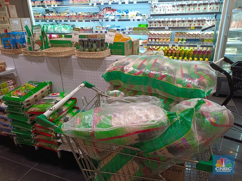 Stok beras di Indomaret Johar, Menteng, Jakarta Pusat, Jumat (16/2/2024). (CNBC Indonesia/Martyasari RIzky) Stok beras di Indomaret Johar, Menteng, Jakarta Pusat, Jumat (16/2/2024). (CNBC Indonesia/Martyasari RIzky)