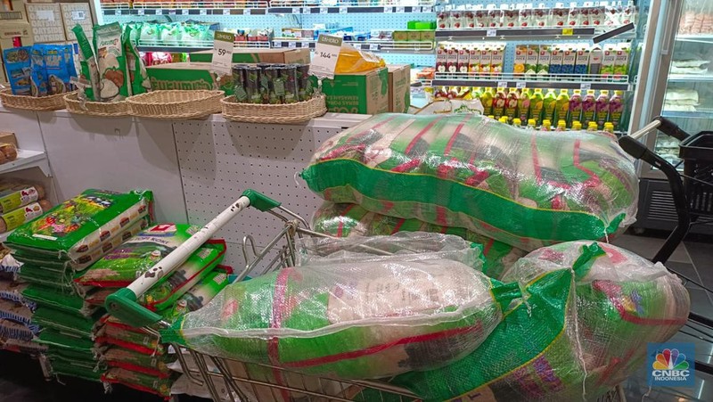 Stok beras di Indomaret Johar, Menteng, Jakarta Pusat, Jumat (16/2/2024). (CNBC Indonesia/Martyasari RIzky)