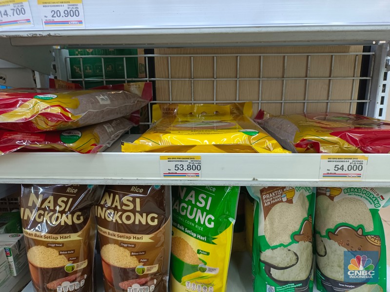 Stok beras di Indomaret Johar, Menteng, Jakarta Pusat, Jumat (16/2/2024). (CNBC Indonesia/Martyasari RIzky)