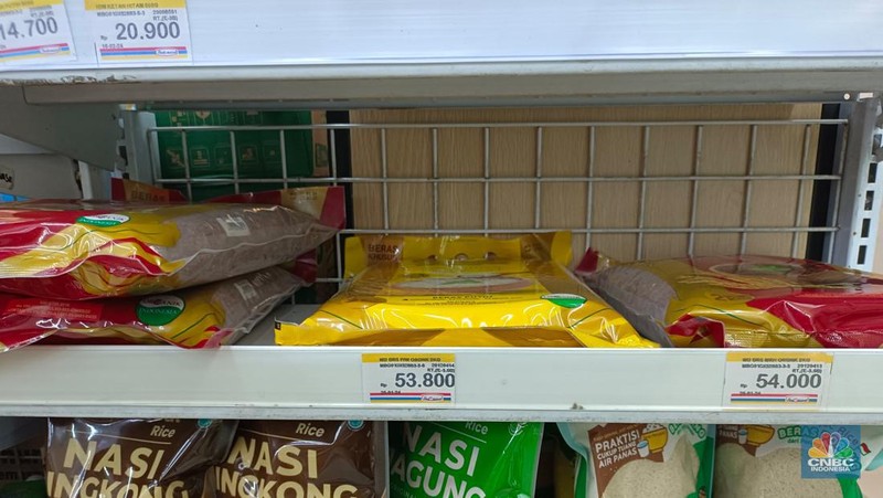 Stok beras di Indomaret Johar, Menteng, Jakarta Pusat, Jumat (16/2/2024). (CNBC Indonesia/Martyasari RIzky)