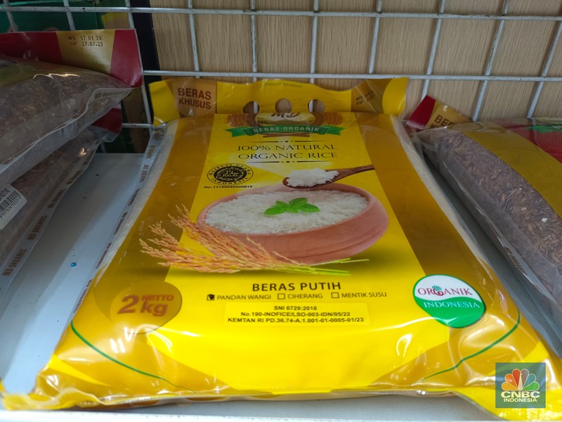 Stok beras di Indomaret Johar, Menteng, Jakarta Pusat, Jumat (16/2/2024). (CNBC Indonesia/Martyasari RIzky)