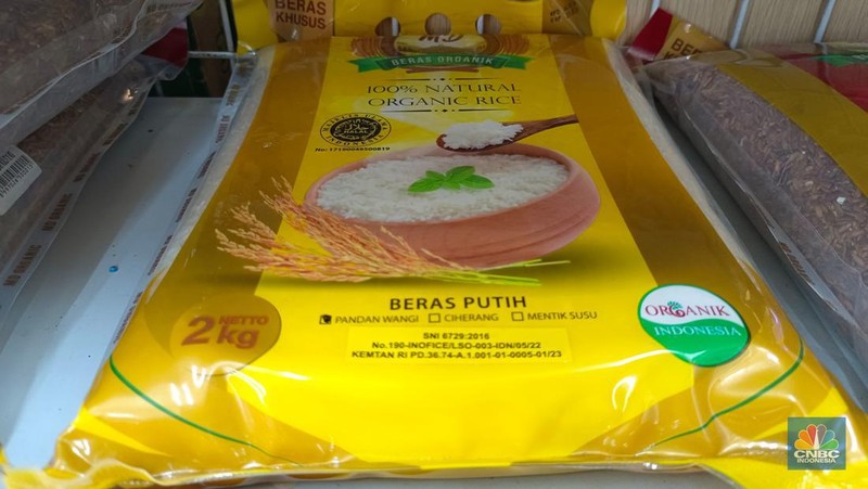 Stok beras di Indomaret Johar, Menteng, Jakarta Pusat, Jumat (16/2/2024). (CNBC Indonesia/Martyasari RIzky)