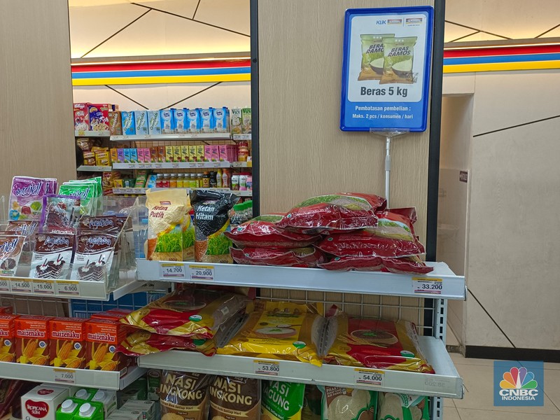 Stok beras di Indomaret Johar, Menteng, Jakarta Pusat, Jumat (16/2/2024). (CNBC Indonesia/Martyasari RIzky)