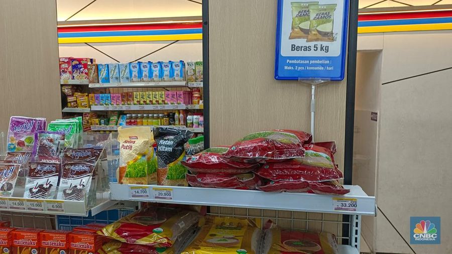 Stok beras di Indomaret Johar, Menteng, Jakarta Pusat, Jumat (16/2/2024). (CNBC Indonesia/Martyasari RIzky)