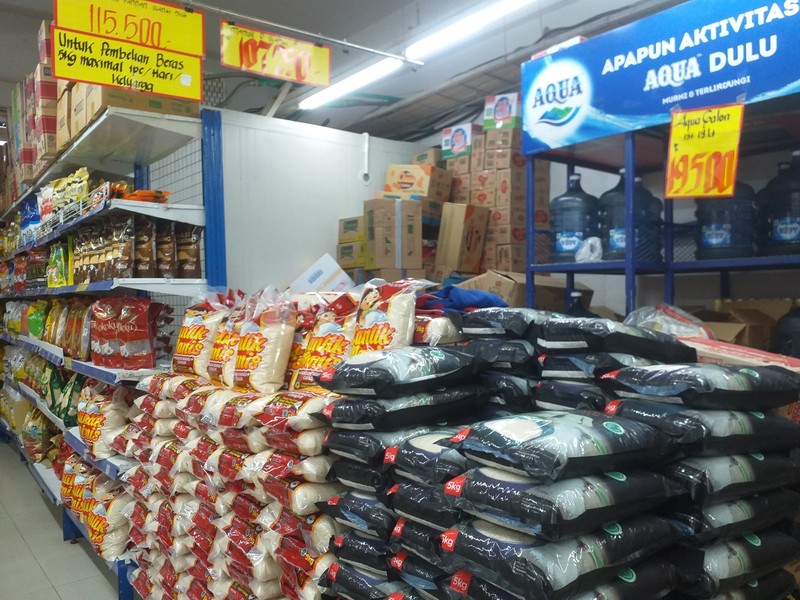 Stok beras di Indomaret Johar, Menteng, Jakarta Pusat, Jumat (16/2/2024). (CNBC Indonesia/Martyasari RIzky)