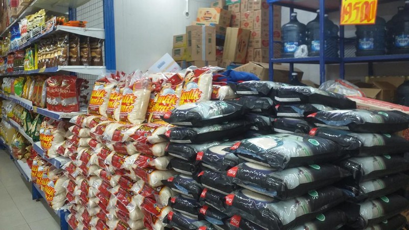 Stok beras di Indomaret Johar, Menteng, Jakarta Pusat, Jumat (16/2/2024). (CNBC Indonesia/Martyasari RIzky)