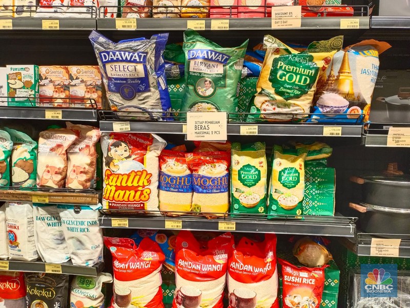 Stok beras di Indomaret Johar, Menteng, Jakarta Pusat, Jumat (16/2/2024). (CNBC Indonesia/Martyasari RIzky) Stok beras di Indomaret Johar, Menteng, Jakarta Pusat, Jumat (16/2/2024). (CNBC Indonesia/Martyasari RIzky)