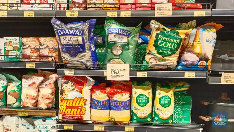 Stok beras di Indomaret Johar, Menteng, Jakarta Pusat, Jumat (16/2/2024). (CNBC Indonesia/Martyasari RIzky)