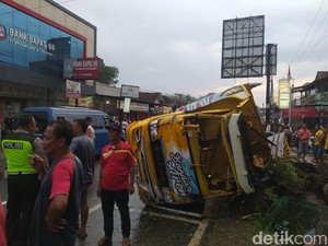 Truk Pengangkut Kayu Tabrak Pohon Asam di Salaman Magelang, 1 Orang Tewas