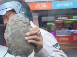 Viral Pemotor di Kota Malang Pukul Mobil Pakai Batu Besar