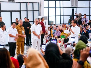 Walkot Tangsel Dampingi Jokowi Serahkan Bantuan Pangan ke 22 Ribu Warga