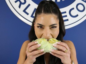 5 Rekor Dunia Makan Tercepat Ini Dipecahkan oleh Seorang Wanita