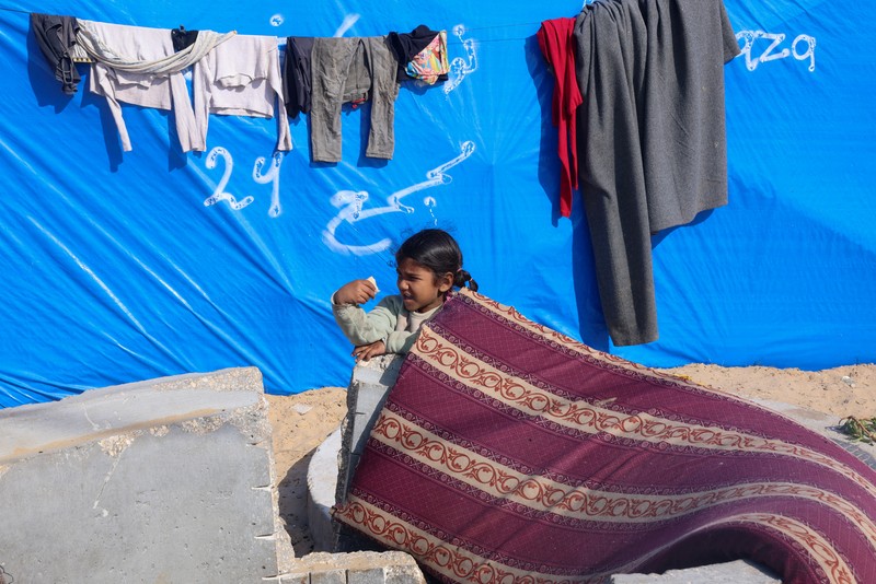 Warga Palestina melihat kehancuran pasca serangan Israel terhadap sebuah bangunan tempat tinggal di Rafah, Jalur Gaza, Jumat, 16 Februari 2024. Warga Palestina melihat kehancuran pasca serangan Israel terhadap sebuah bangunan tempat tinggal di Rafah, Jalur Gaza, Jumat, 16 Februari 2024.