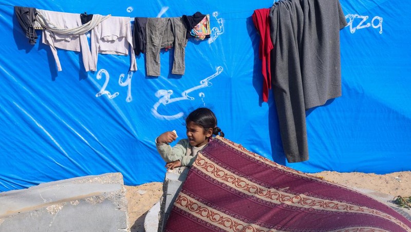 Warga Palestina melihat kehancuran pasca serangan Israel terhadap sebuah bangunan tempat tinggal di Rafah, Jalur Gaza, Jumat, 16 Februari 2024.
