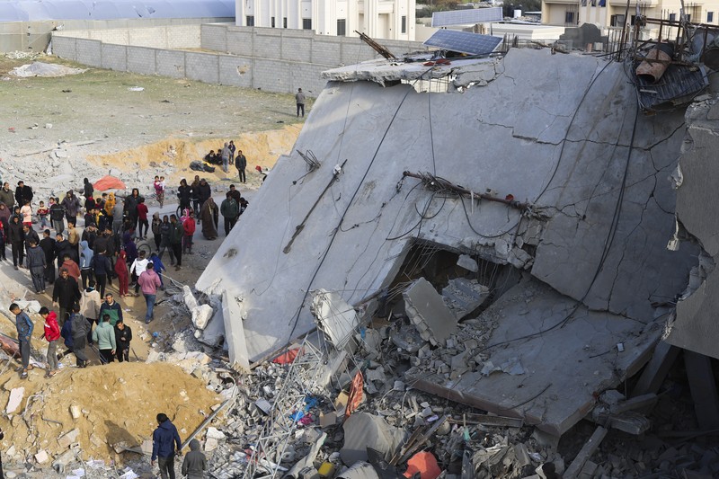 Warga Palestina melihat kehancuran pasca serangan Israel terhadap sebuah bangunan tempat tinggal di Rafah, Jalur Gaza, Jumat, 16 Februari 2024. Warga Palestina melihat kehancuran pasca serangan Israel terhadap sebuah bangunan tempat tinggal di Rafah, Jalur Gaza, Jumat, 16 Februari 2024.