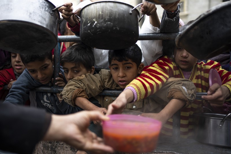 Warga Palestina melihat kehancuran pasca serangan Israel terhadap sebuah bangunan tempat tinggal di Rafah, Jalur Gaza, Jumat, 16 Februari 2024. Warga Palestina melihat kehancuran pasca serangan Israel terhadap sebuah bangunan tempat tinggal di Rafah, Jalur Gaza, Jumat, 16 Februari 2024.