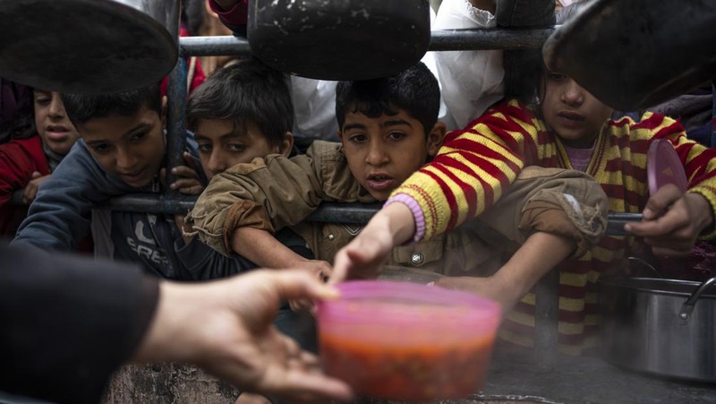 Warga Palestina melihat kehancuran pasca serangan Israel terhadap sebuah bangunan tempat tinggal di Rafah, Jalur Gaza, Jumat, 16 Februari 2024.