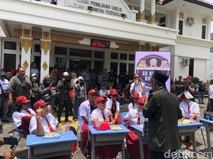 Massa Geruduk Kantor KPU DIY, Gelar Aksi Sindiran Belajar Matematika