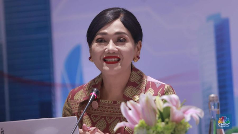 Anggota Dewan Komisioner (ADK) merangkap Kepala Eksekutif Pengawas Perilaku Pelaku Usaha Jasa Keuangan, Edukasi dan Perlindungan Konsumen Otoritas Jasa Keuangan (OJK) Frederica Widyasari Dewi di acara Pertemuan Tahunan Industri Jasa Keuangan 2024 di Hotel St Regis, Jakarta, Selasa, (20/2/2024). (²©²ÊÍøÕ¾/Muhammad Sabki)