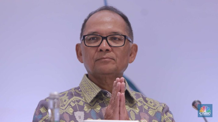 Anggota Dewan Komisioner OJK, Ogi Prastomiyono di acara Pertemuan Tahunan Industri Jasa Keuangan 2024 di Hotel St Regis, Jakarta, Selasa, (20/2/2024). (CNBC Indonesia/Muhammad Sabki)